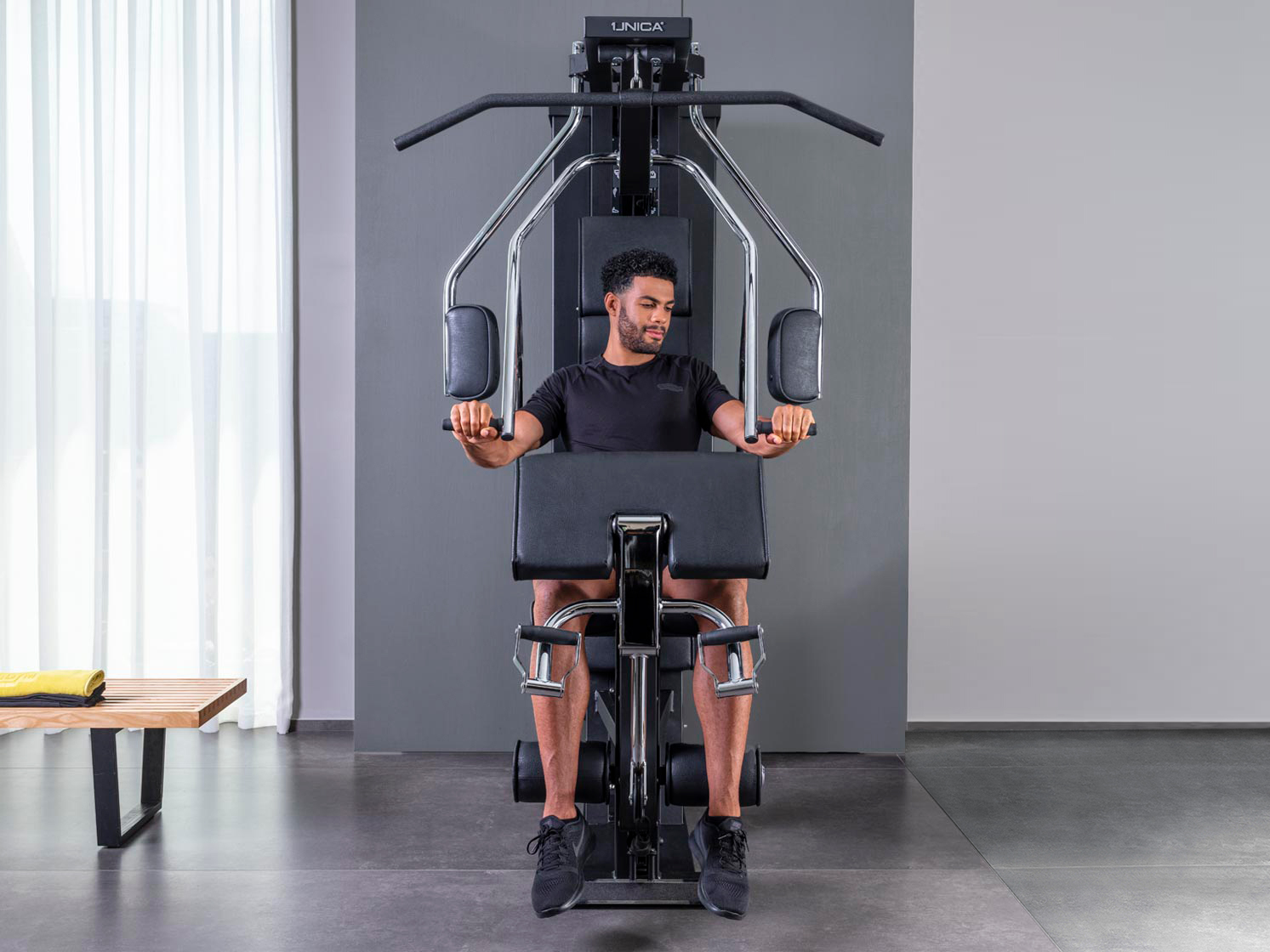 Technogym Unica Training Mann macht Übungen auf Technogym Unica
